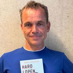 Bram Bakker met zijn boek over hardlopen