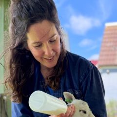 Huisarts Agnes Capitain met een lammetje